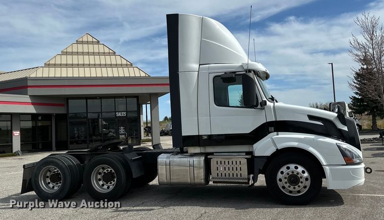 image for item LR9318 2016 Volvo VNL semi truck