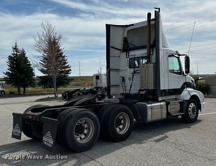 image for item LR9318 2016 Volvo VNL semi truck