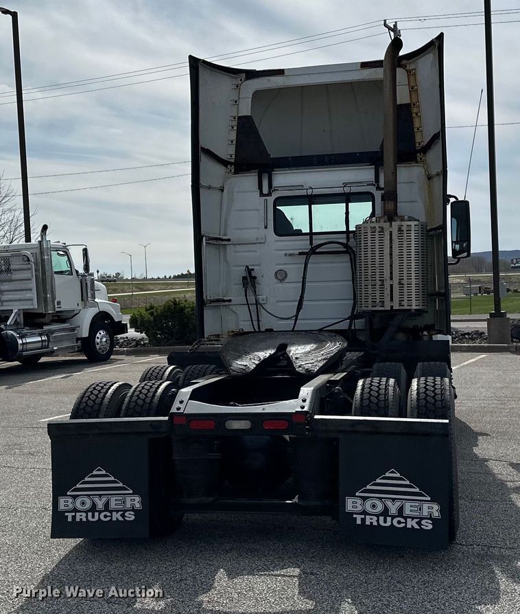 image for item LR9318 2016 Volvo VNL semi truck