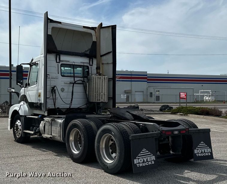 image for item LR9318 2016 Volvo VNL semi truck