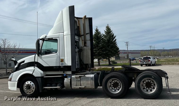 image for item LR9318 2016 Volvo VNL semi truck