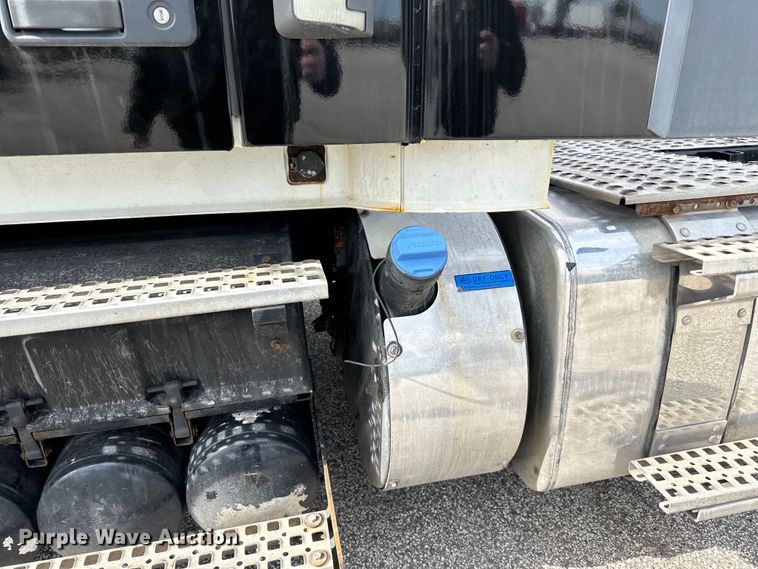 image for item LR9318 2016 Volvo VNL semi truck