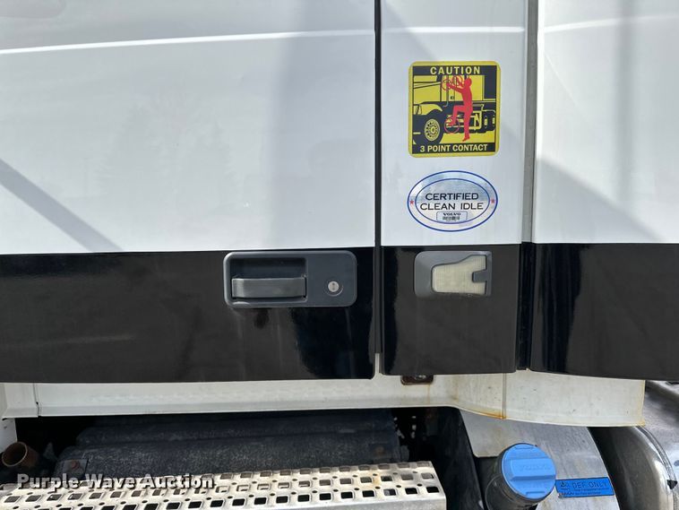 image for item LR9318 2016 Volvo VNL semi truck