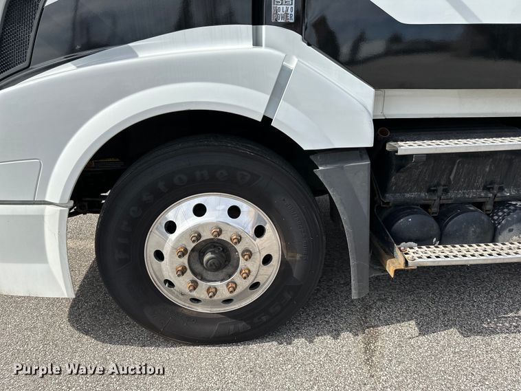 image for item LR9318 2016 Volvo VNL semi truck