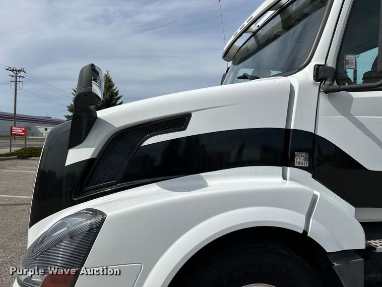 image for item LR9318 2016 Volvo VNL semi truck