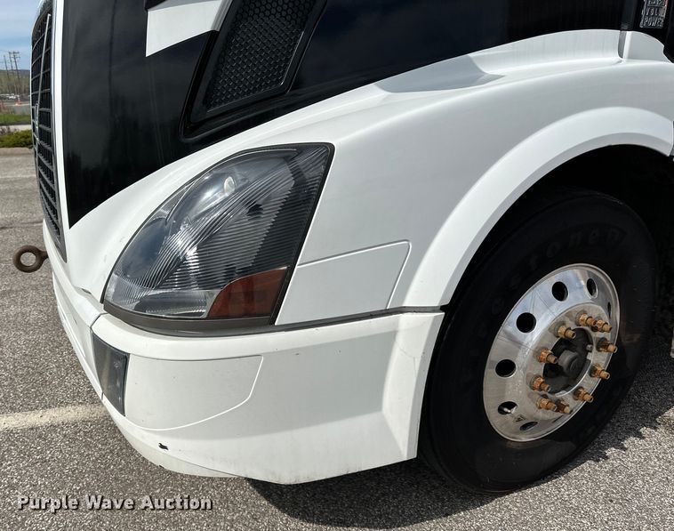 image for item LR9318 2016 Volvo VNL semi truck