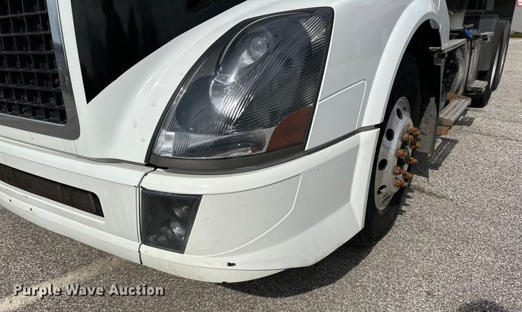 image for item LR9318 2016 Volvo VNL semi truck