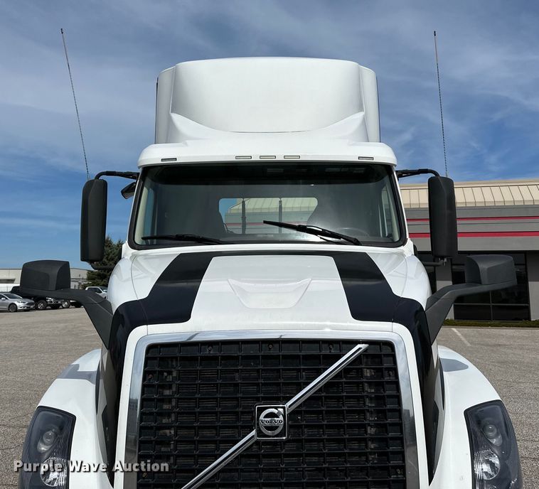 image for item LR9318 2016 Volvo VNL semi truck