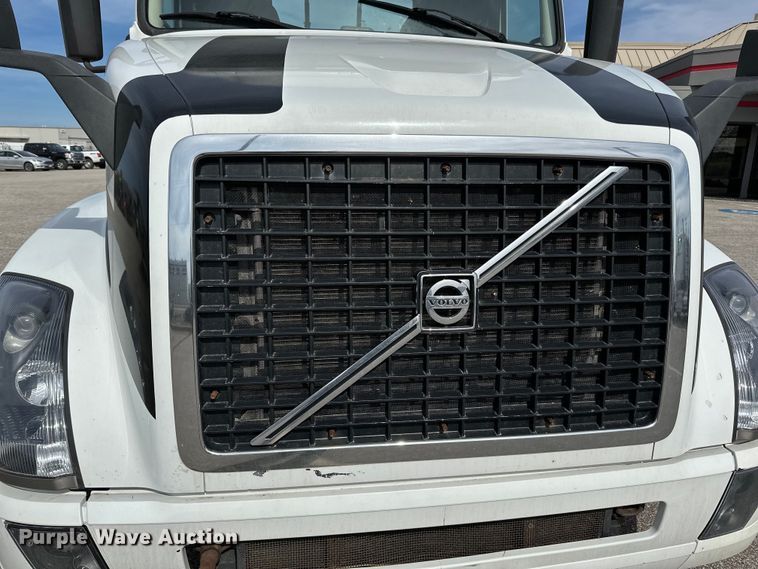 image for item LR9318 2016 Volvo VNL semi truck