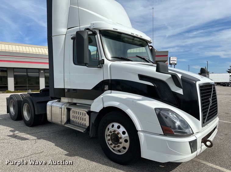 image for item LR9318 2016 Volvo VNL semi truck