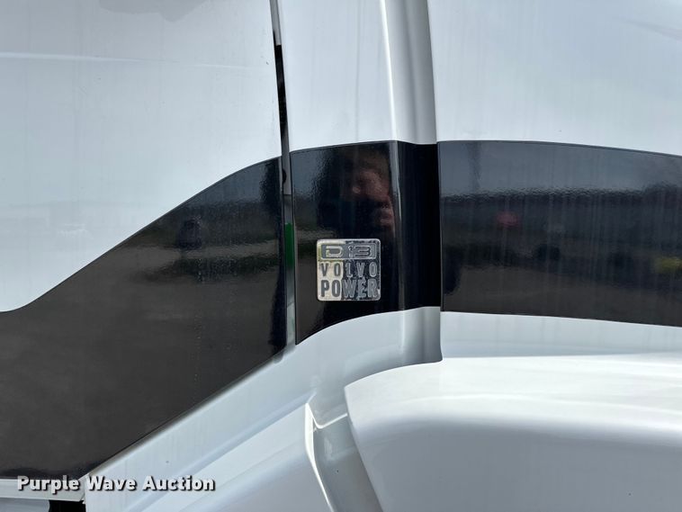 image for item LR9318 2016 Volvo VNL semi truck