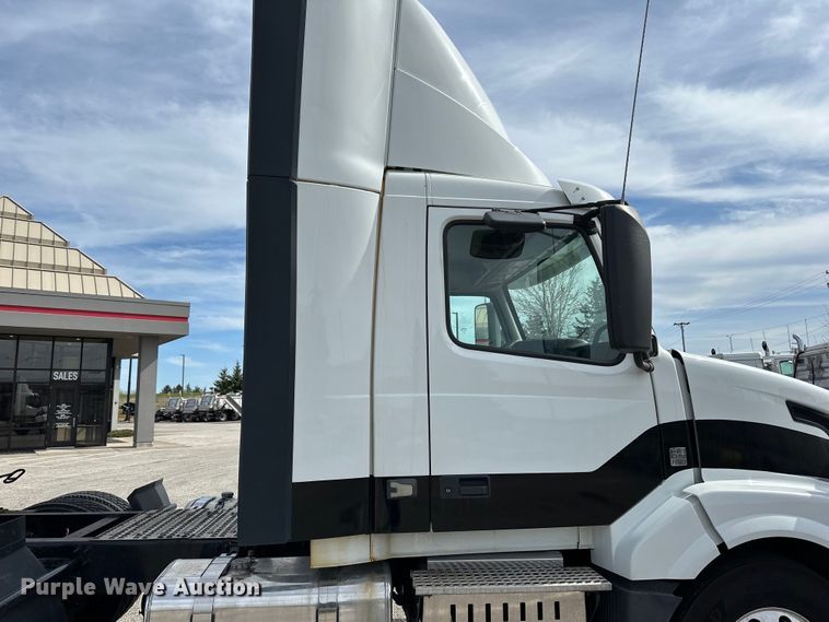 image for item LR9318 2016 Volvo VNL semi truck