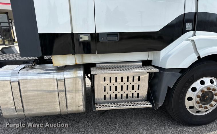 image for item LR9318 2016 Volvo VNL semi truck