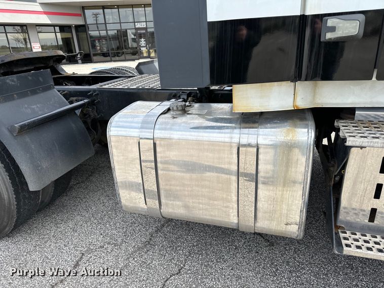 image for item LR9318 2016 Volvo VNL semi truck