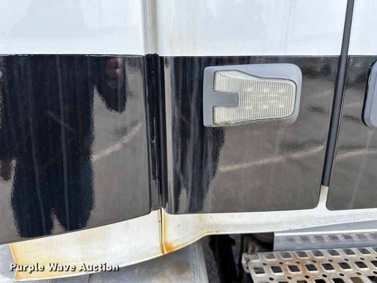 image for item LR9318 2016 Volvo VNL semi truck