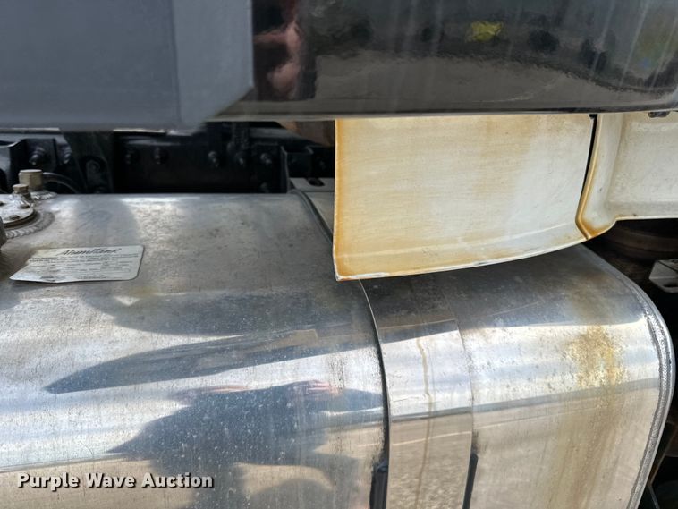 image for item LR9318 2016 Volvo VNL semi truck