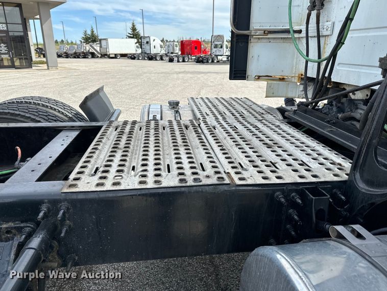 image for item LR9318 2016 Volvo VNL semi truck