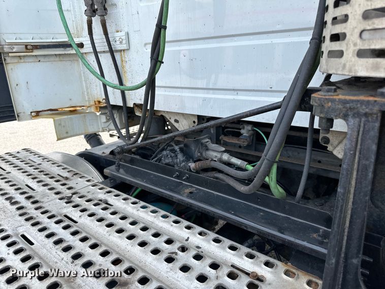 image for item LR9318 2016 Volvo VNL semi truck