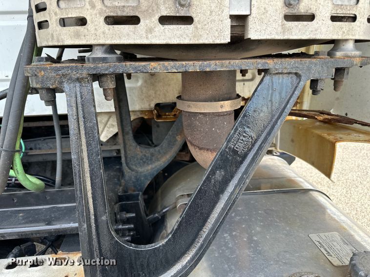 image for item LR9318 2016 Volvo VNL semi truck