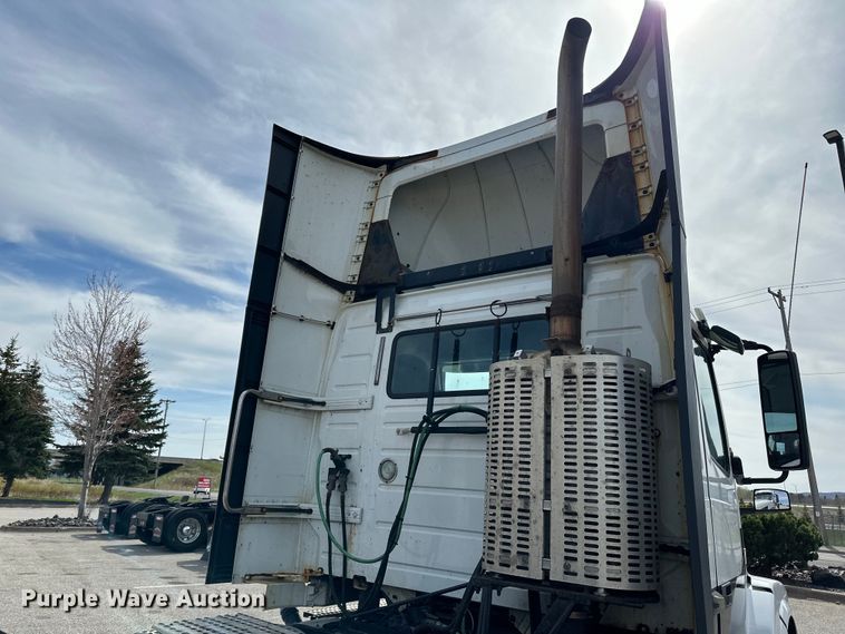 image for item LR9318 2016 Volvo VNL semi truck