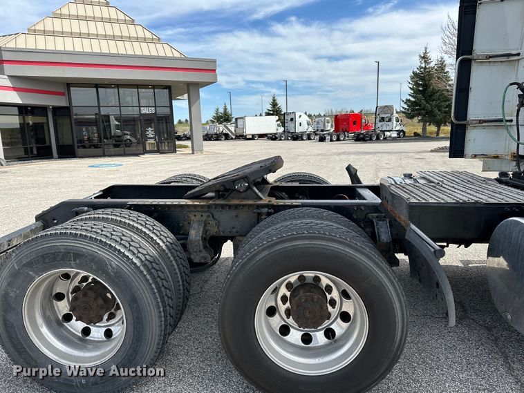 image for item LR9318 2016 Volvo VNL semi truck