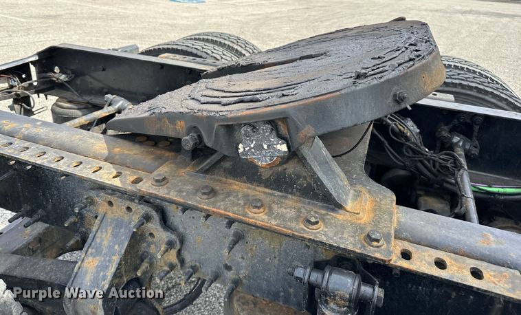 image for item LR9318 2016 Volvo VNL semi truck