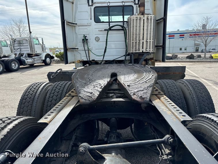 image for item LR9318 2016 Volvo VNL semi truck