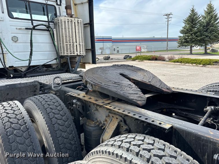 image for item LR9318 2016 Volvo VNL semi truck