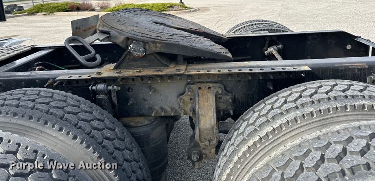 image for item LR9318 2016 Volvo VNL semi truck