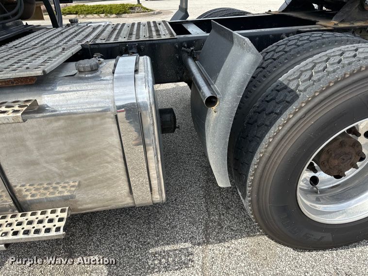 image for item LR9318 2016 Volvo VNL semi truck