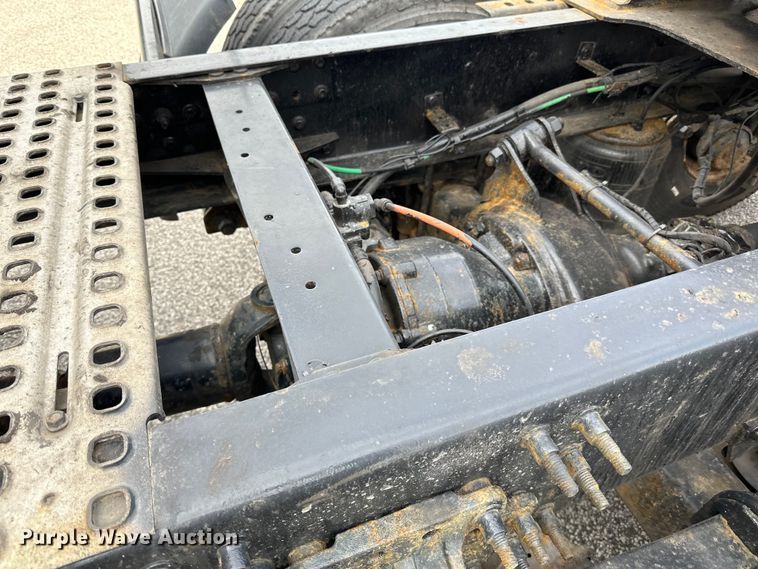 image for item LR9318 2016 Volvo VNL semi truck