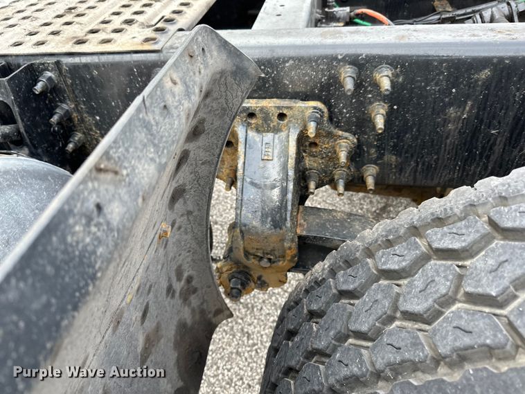 image for item LR9318 2016 Volvo VNL semi truck