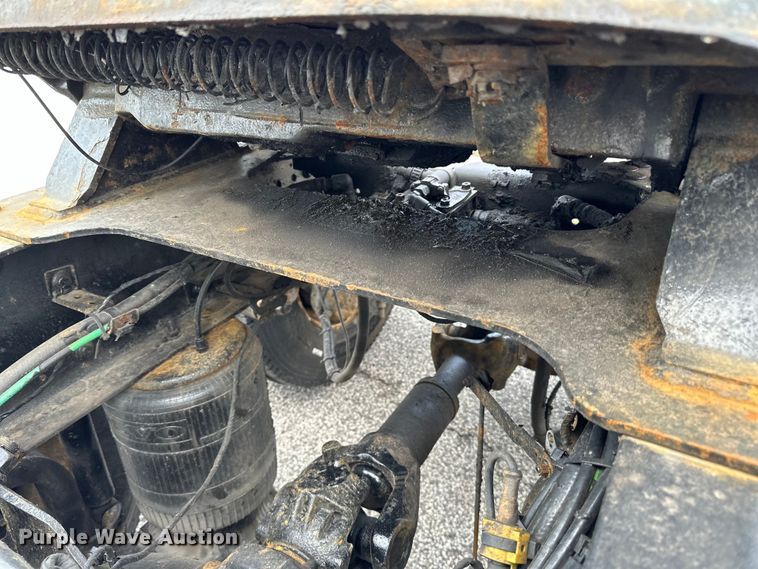 image for item LR9318 2016 Volvo VNL semi truck