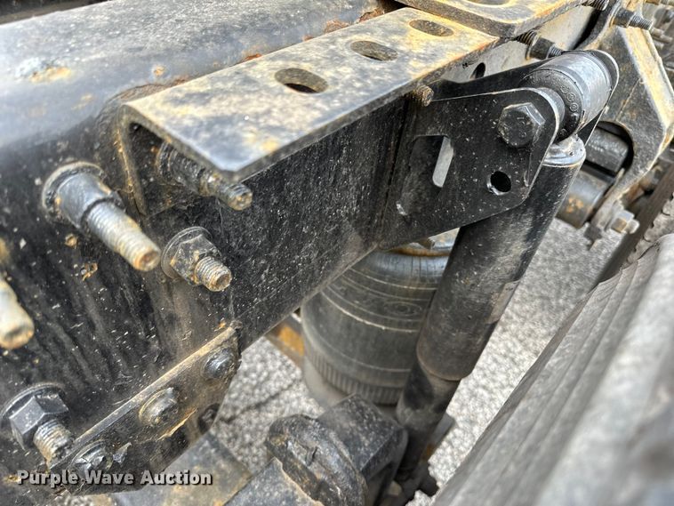 image for item LR9318 2016 Volvo VNL semi truck