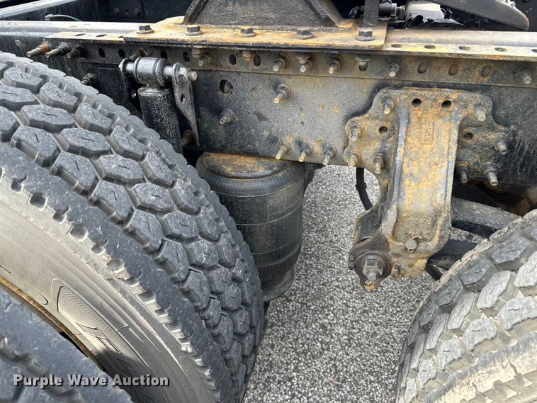 image for item LR9318 2016 Volvo VNL semi truck