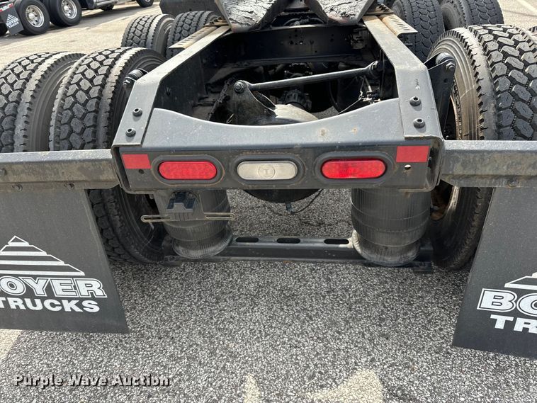 image for item LR9318 2016 Volvo VNL semi truck