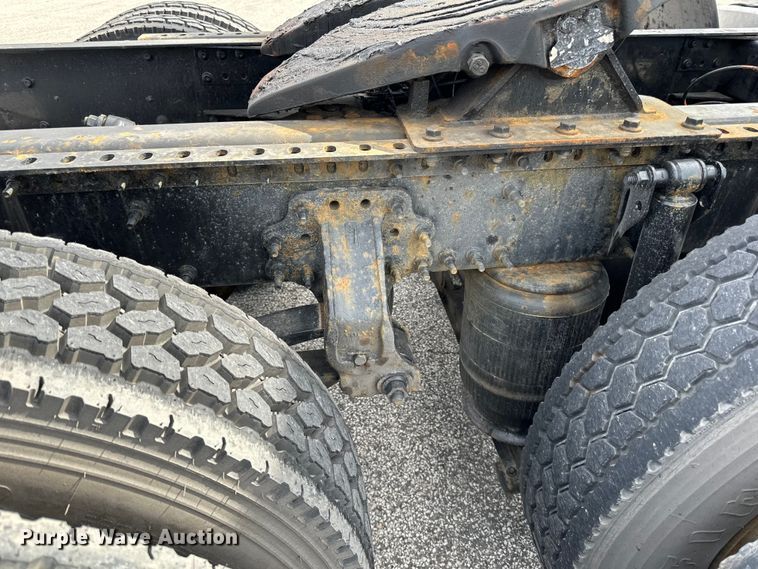 image for item LR9318 2016 Volvo VNL semi truck