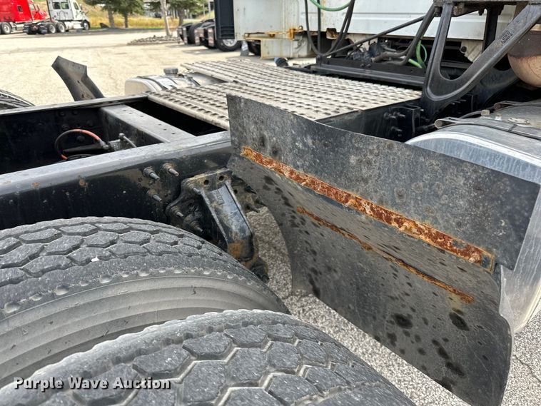 image for item LR9318 2016 Volvo VNL semi truck