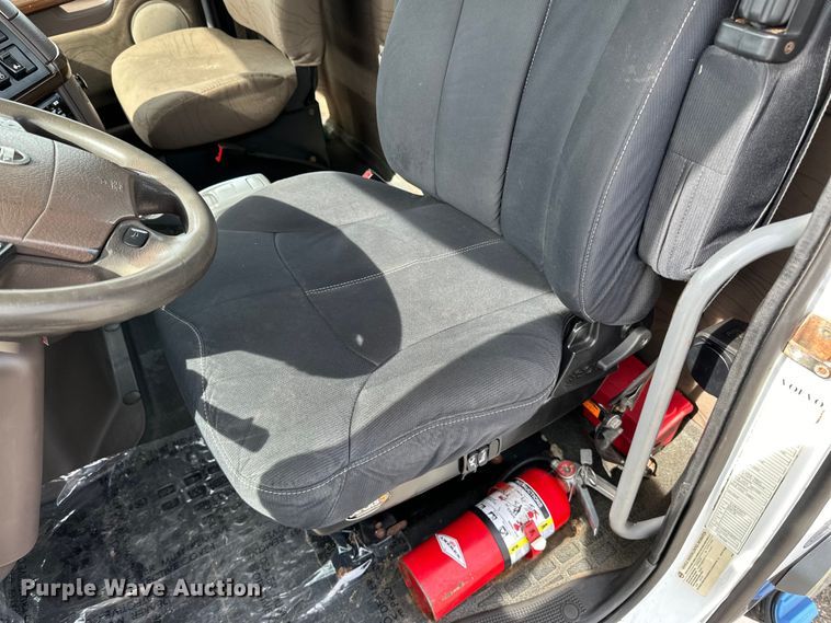 image for item LR9318 2016 Volvo VNL semi truck