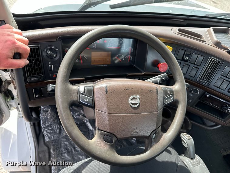 image for item LR9318 2016 Volvo VNL semi truck