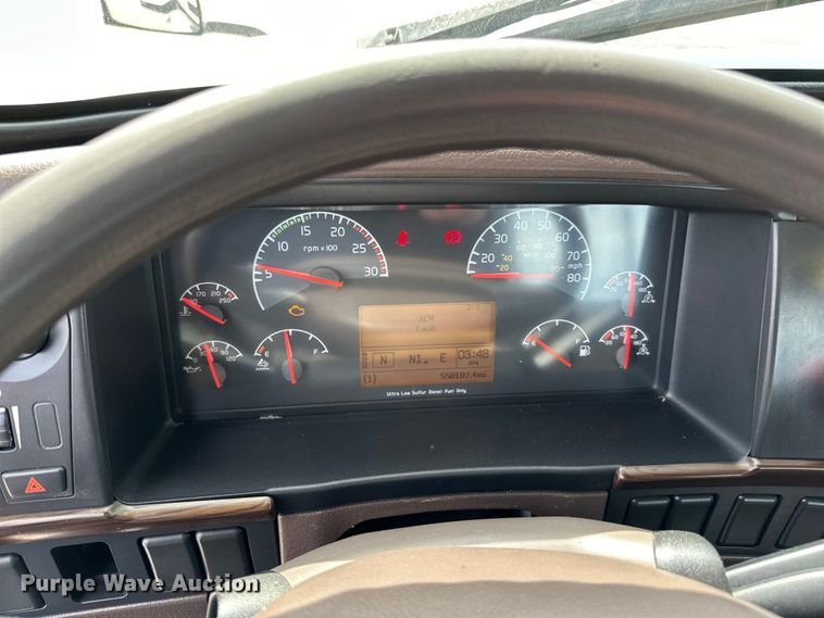 image for item LR9318 2016 Volvo VNL semi truck