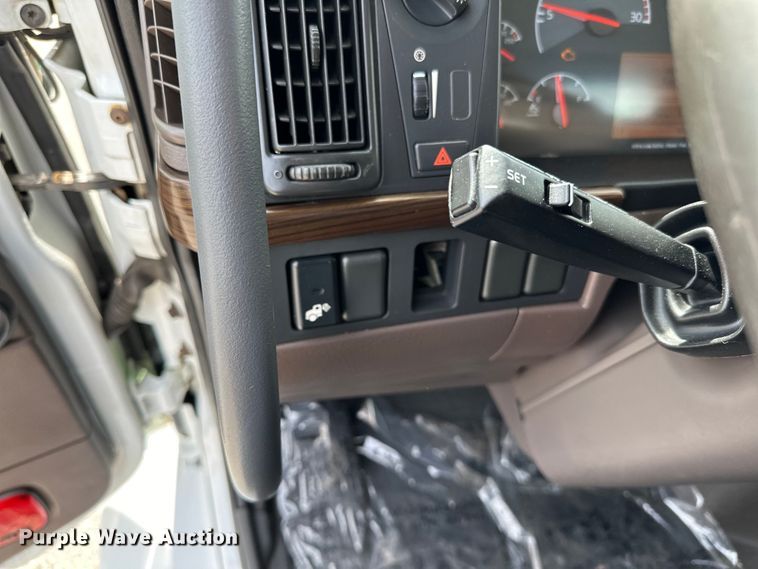 image for item LR9318 2016 Volvo VNL semi truck