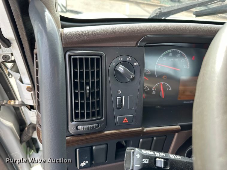 image for item LR9318 2016 Volvo VNL semi truck