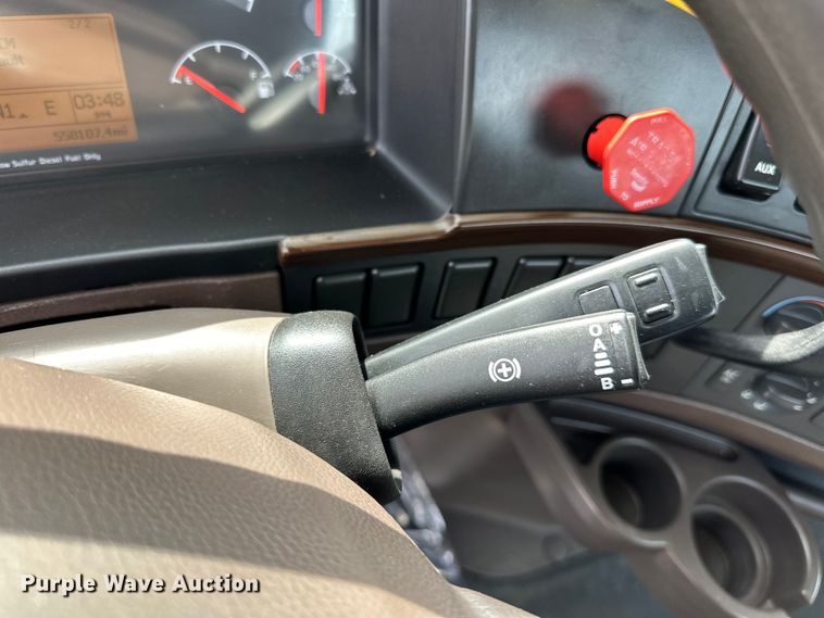 image for item LR9318 2016 Volvo VNL semi truck