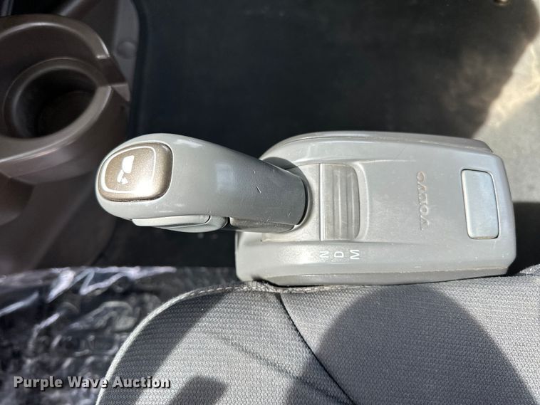 image for item LR9318 2016 Volvo VNL semi truck