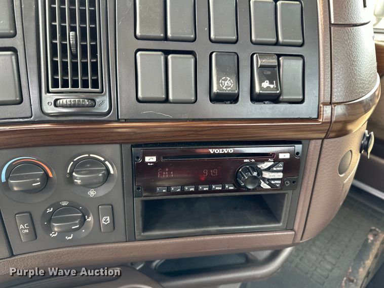 image for item LR9318 2016 Volvo VNL semi truck