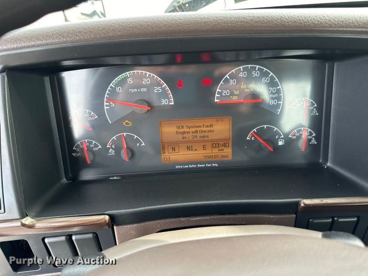 image for item LR9318 2016 Volvo VNL semi truck