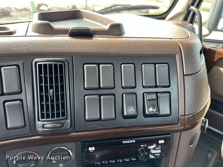 image for item LR9318 2016 Volvo VNL semi truck