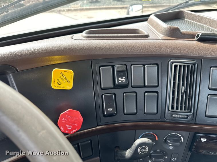 image for item LR9318 2016 Volvo VNL semi truck