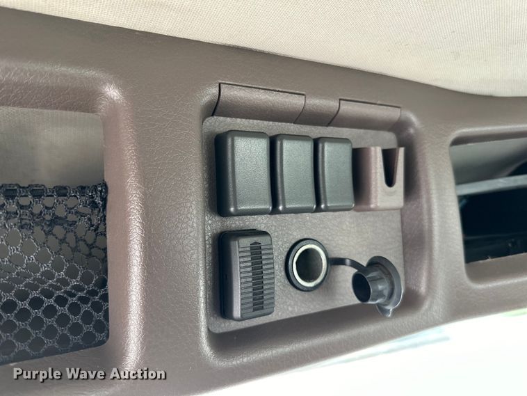 image for item LR9318 2016 Volvo VNL semi truck